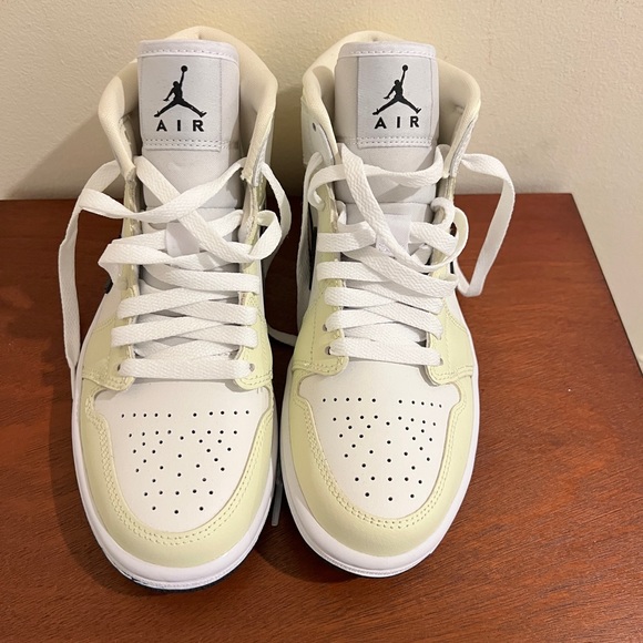 Jordan 1 Mid Coconut Milk - Picture 3 of 4